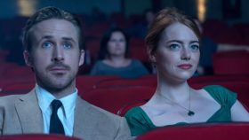 Emma Stone e Ryan Gosling no cinema em La La Land