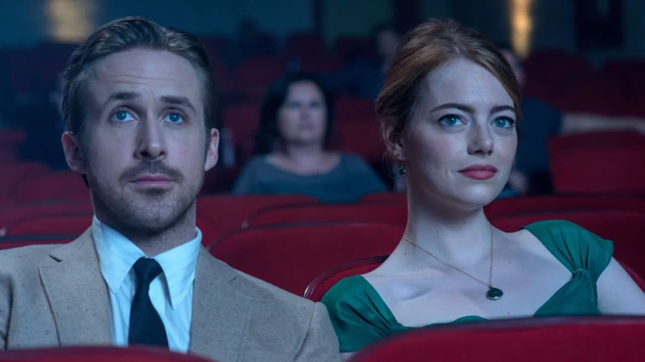 Emma Stone e Ryan Gosling no cinema em La La Land